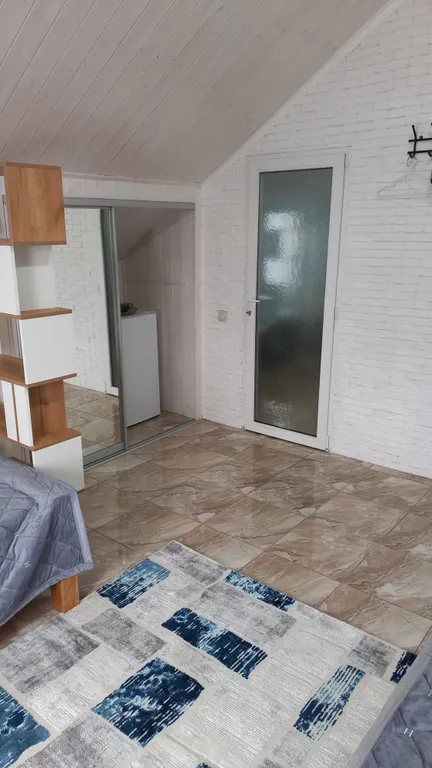 Уютная комната в доме с ванной комнатой