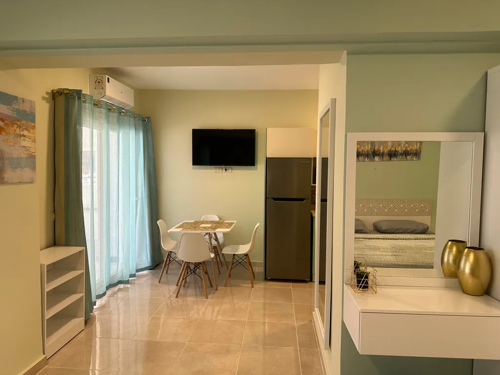 Апартаменты с личным пляжем и бассейном