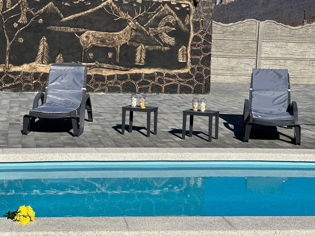 Номер люкс с видом на горы и всегда теплым бассейном