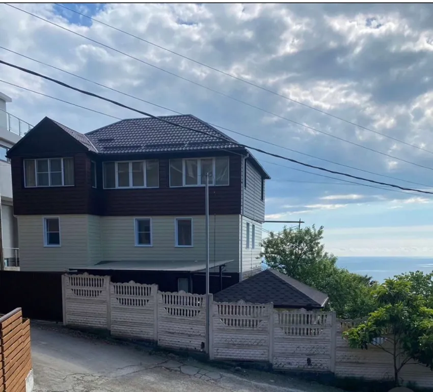 Дом с бассейном