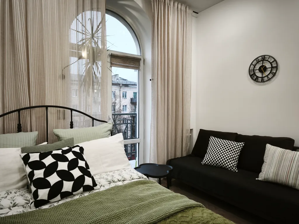 Центр. Сталинка с балконом с красивым видом на бульвар возле университа