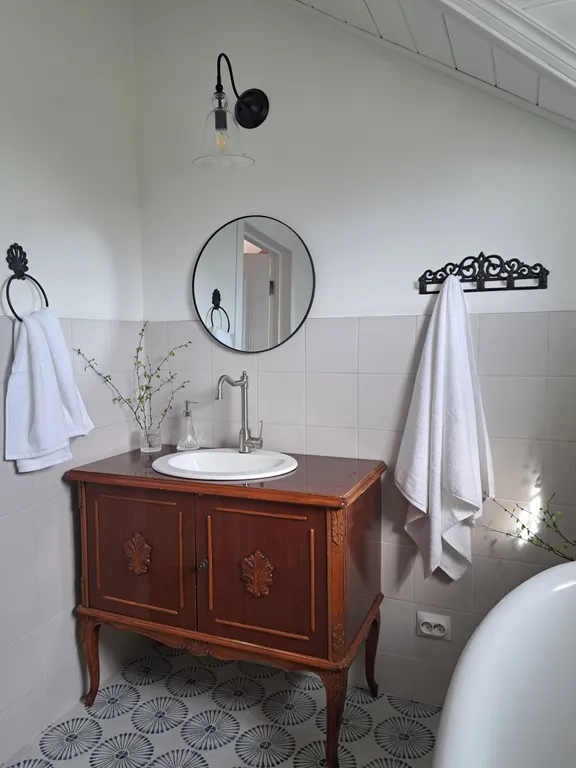 Белый дом на тихой улочке