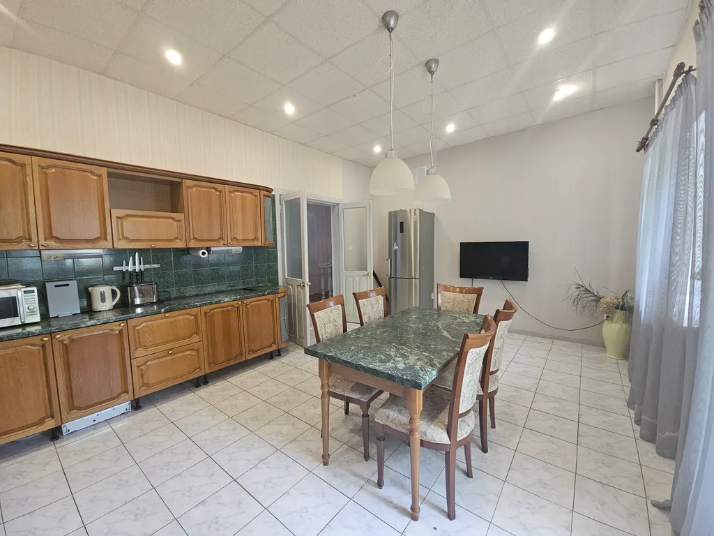 Большой дом в черте города