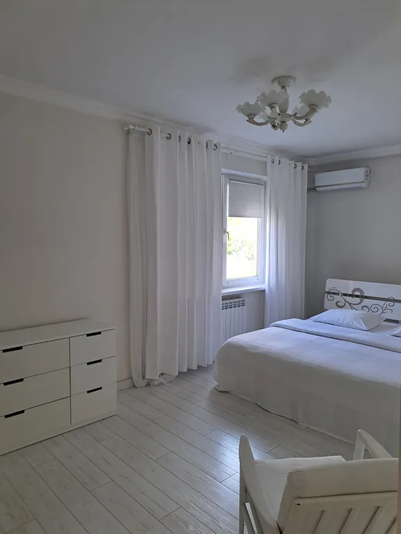 Две изолированные спальни с видом на горы в центре Ялты.