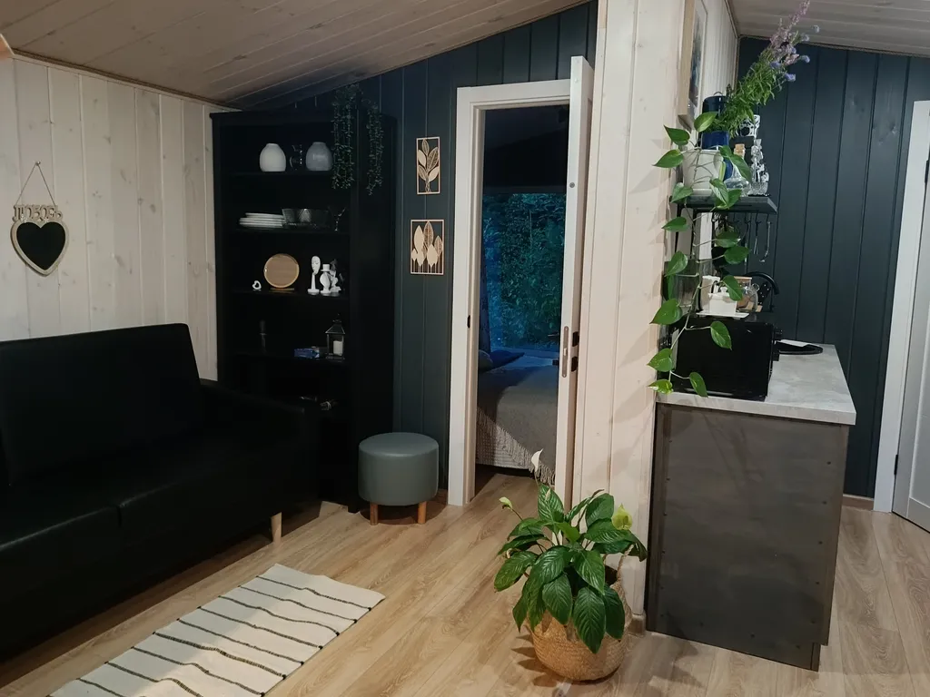 Светлый домик на опушке леса