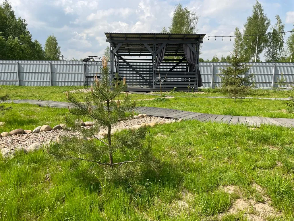 Домик в шалаше в деревне