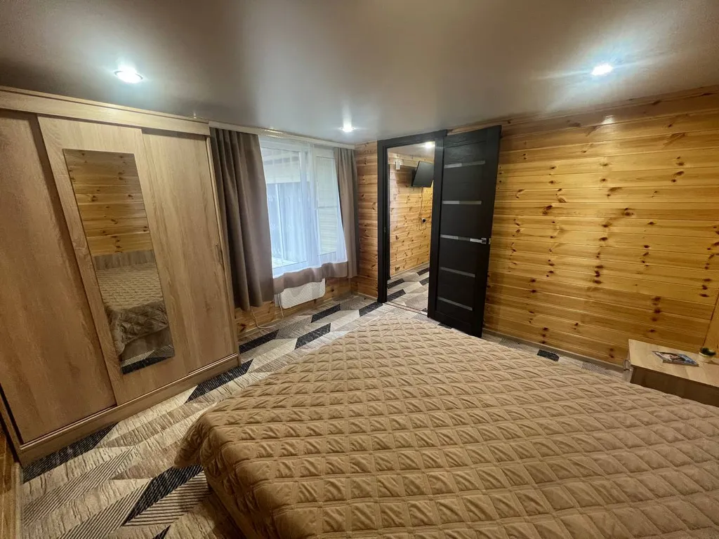 Уютный дом у леса