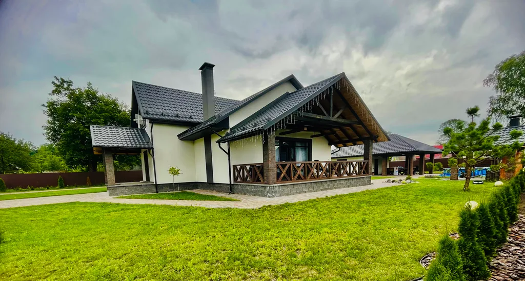 Коттедж для отдыха вблизи леса, с отдельной территорией и баней