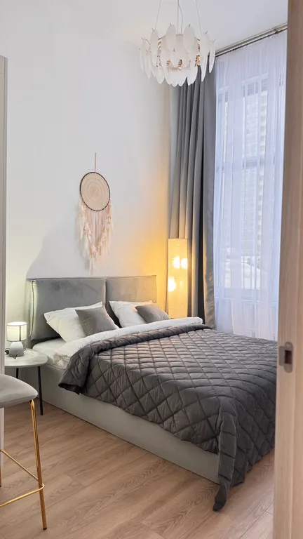 Евродвушка с высокими потолками и большими окнами, 2 кровати