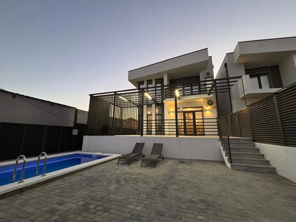 Дом с бассейном с видом на горы