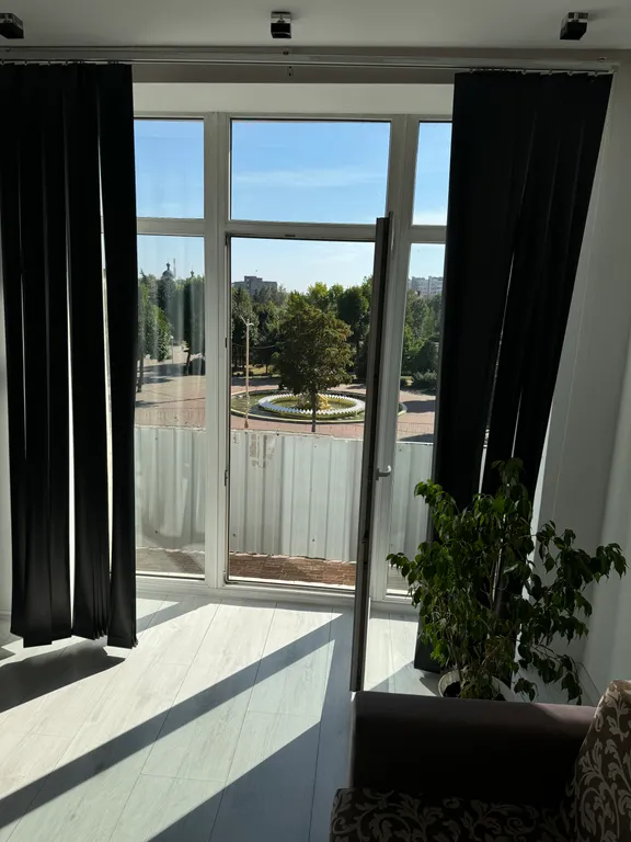 Красивая трёхкомнатная квартира в центре с видом на площадь