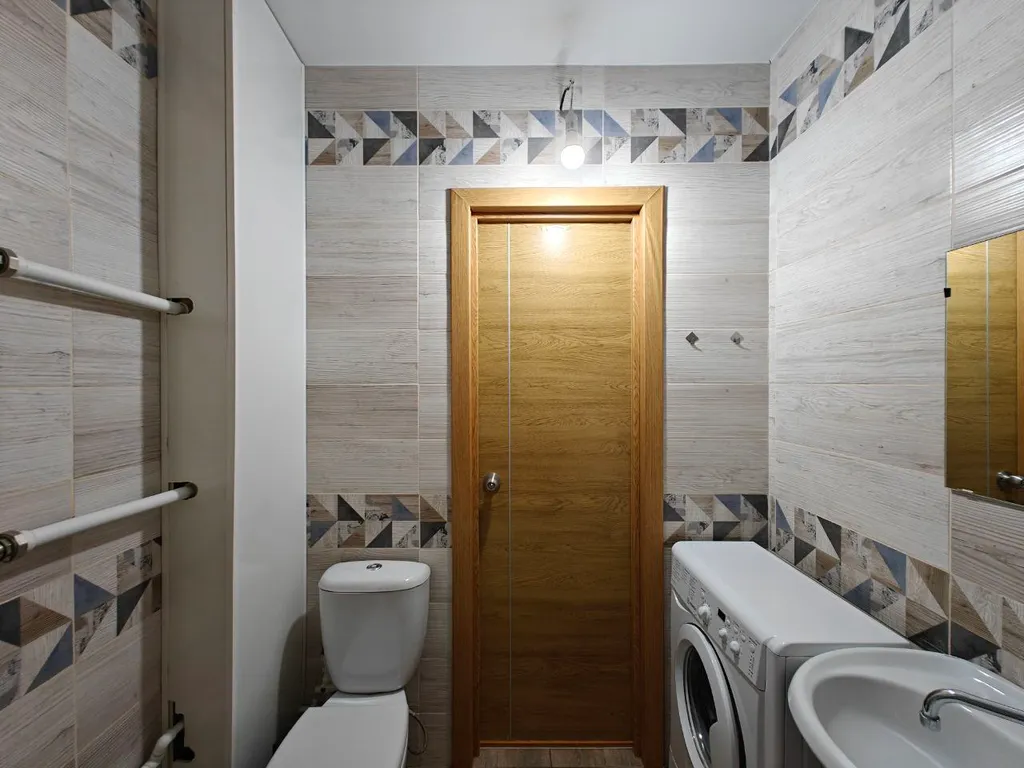 Современная однокомнатная квартира-студия, оформленная в светлых тонах