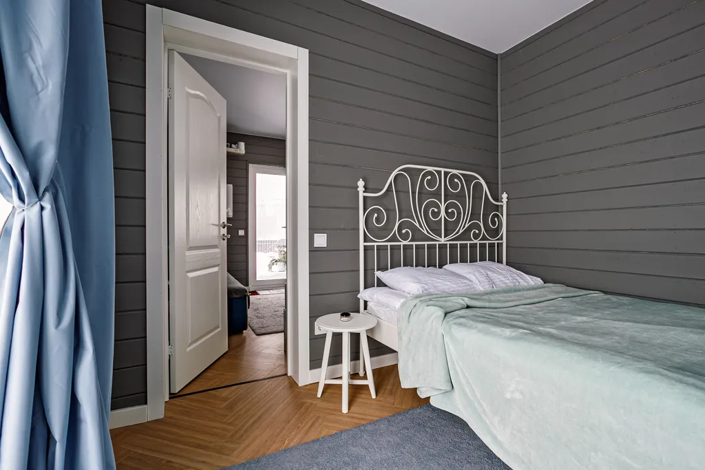 Grey House с дикими зайцами