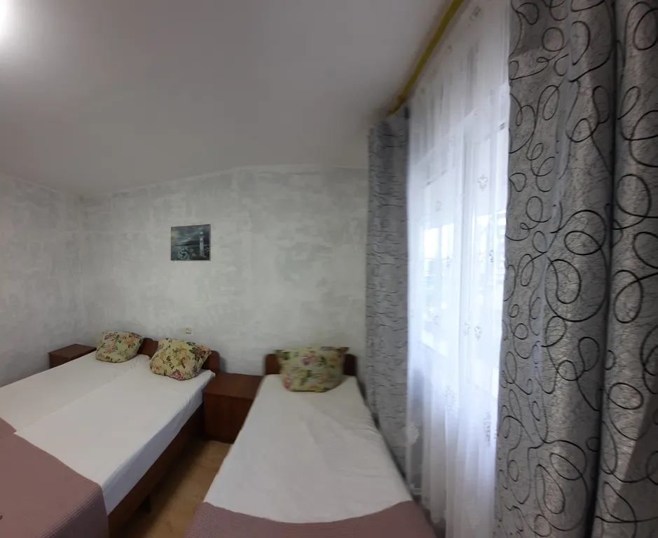 Квартира Уютная комната с удобствами, отдельный вход со двора, бассейн — Кучугуры