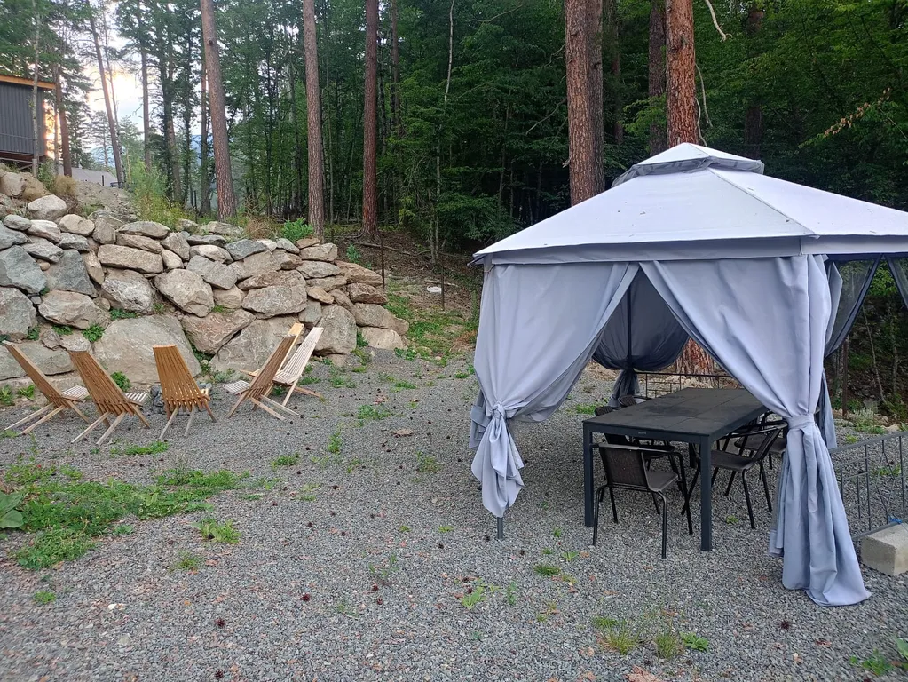 Уютный дом в лесу