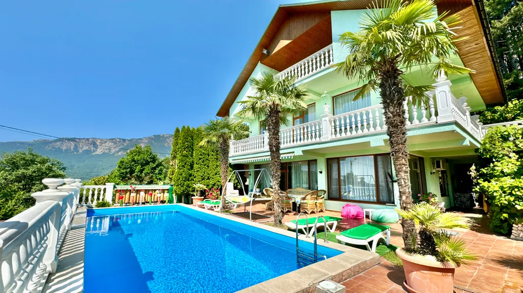 Дом с бассейном в Аутке