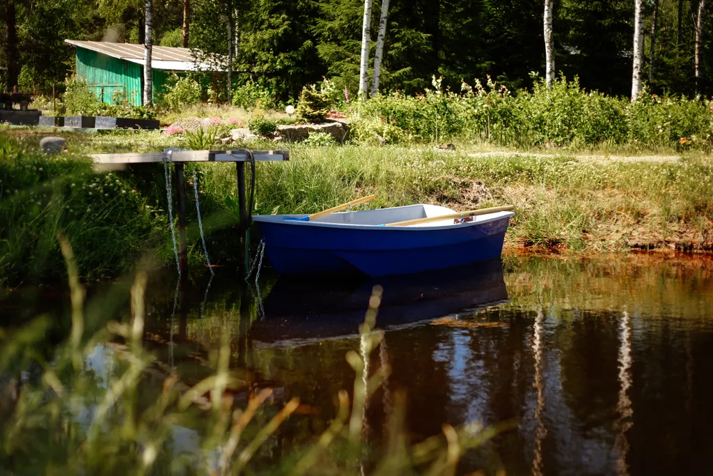 Милый домик у озера с баней