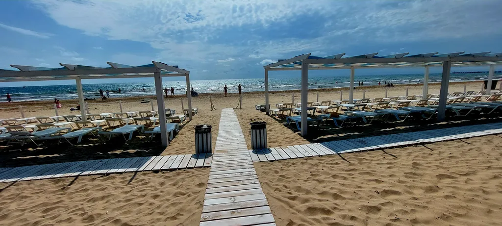 Квартира Квартира Студия в апарт-отеле с бассейном, собственным песчаным пляжем, парком — Анапа