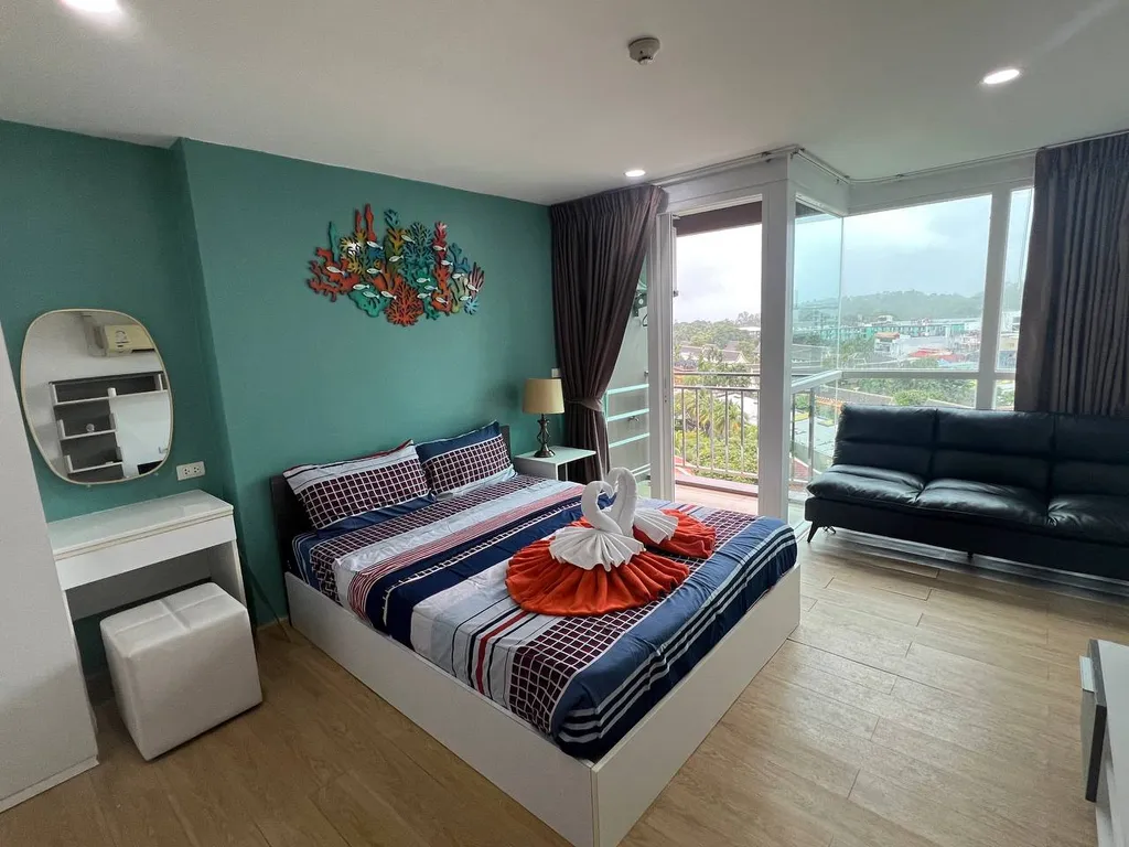 Студия после ремонта с потрясающим видом в центре Каты