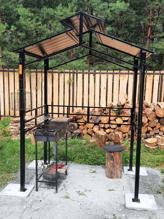 Домик под соснами