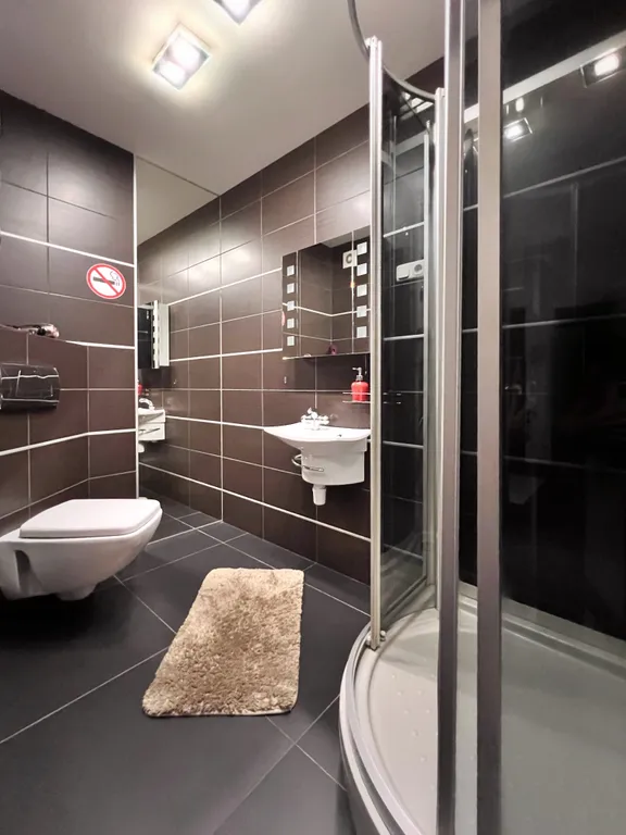 Стильная двухкомнатная квартира с разделенными комнатами в районе ГГМ