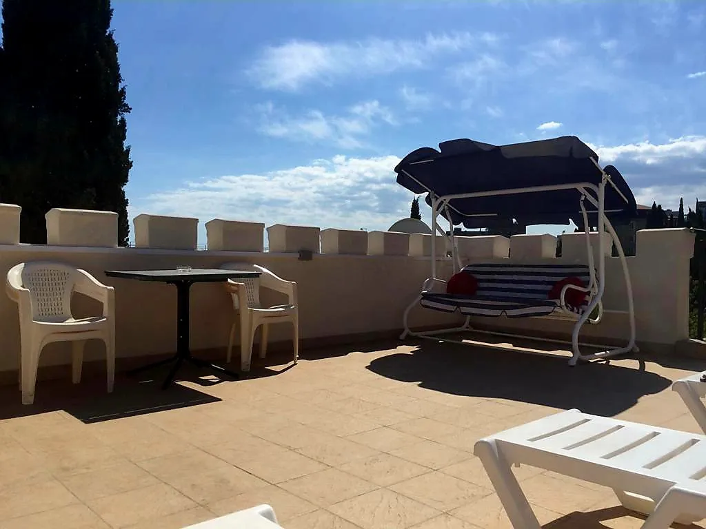 Частный дом с территорией