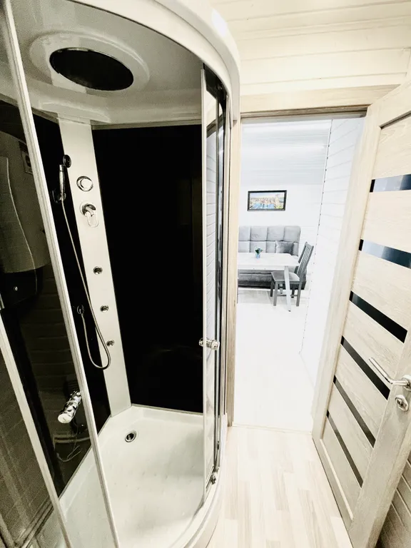 Номер с панорамными окнами и видом на озеро