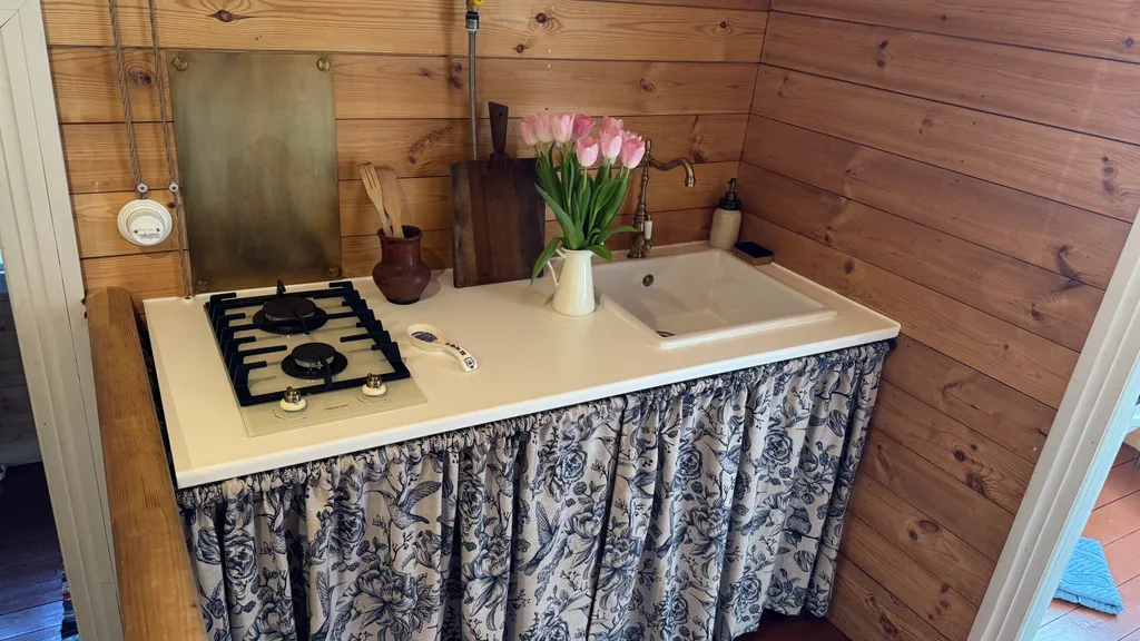 Брeвeнчатaя cтолeтняя изба