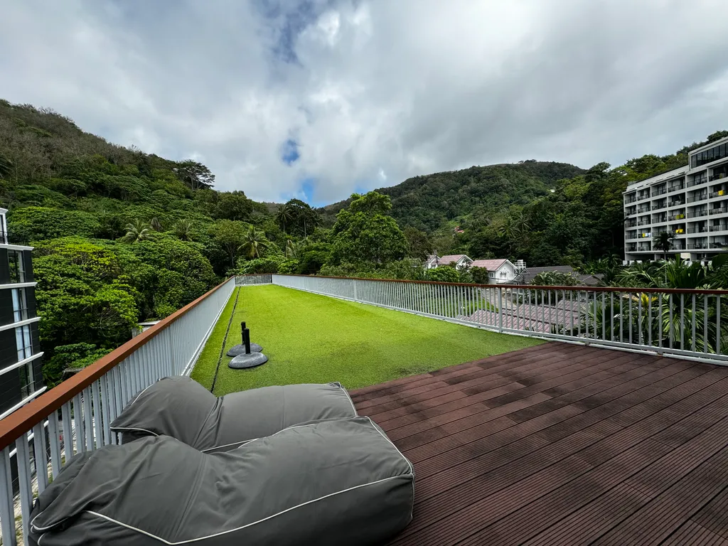 Уютная квартира у пляжа Карон с видовым бассейном на крыше