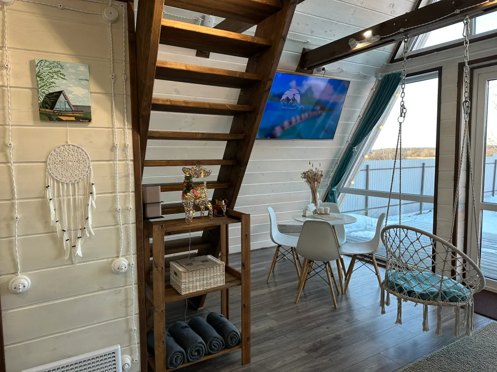 Дом в стиле A-frame на самом берегу реки