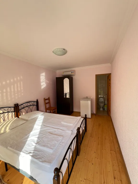 Номер в уютном отеле, окруженном зелёными холмами на берегу Черного моря