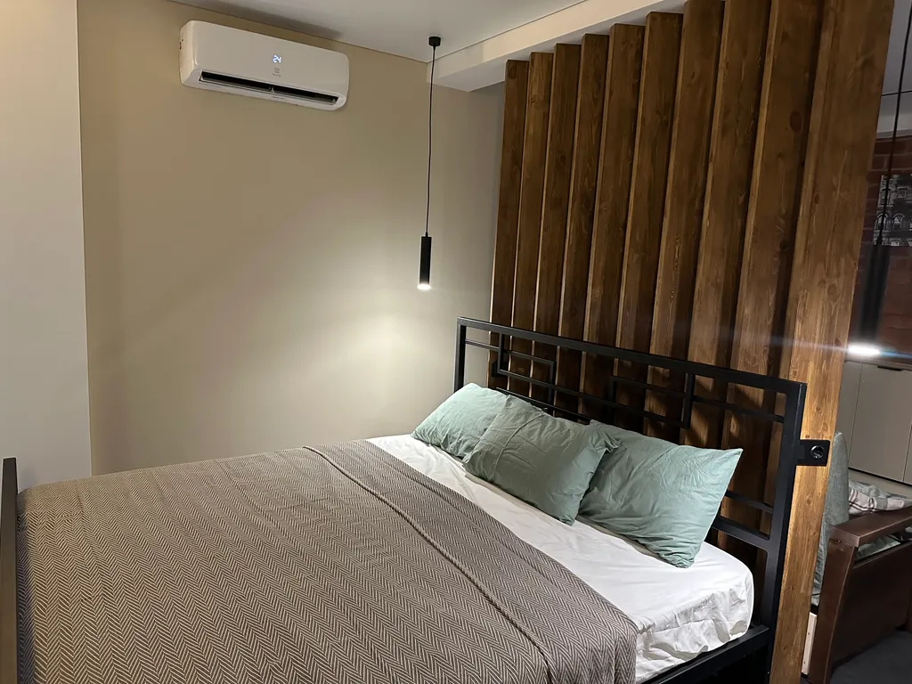 Студия в центре с видом на колесо обозрения