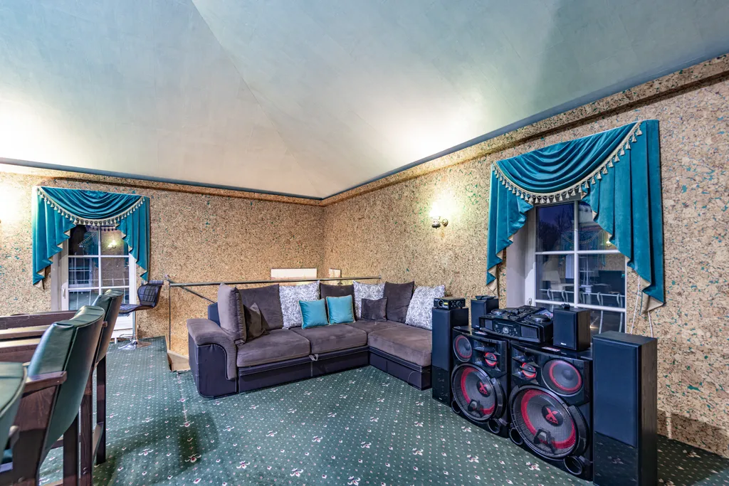 Просторный коттедж с бильярдом и сауной