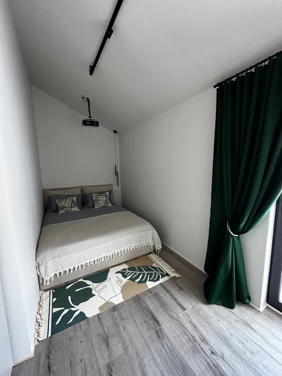 Дом с панорамными окнами и видом на лес