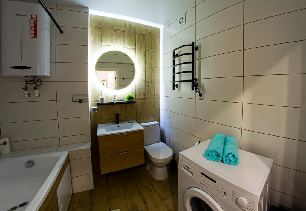 Современный дизайн и панорамный балкон в студии