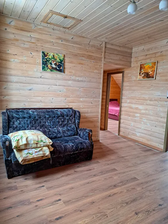 Уютный домик на берегу реки Кола