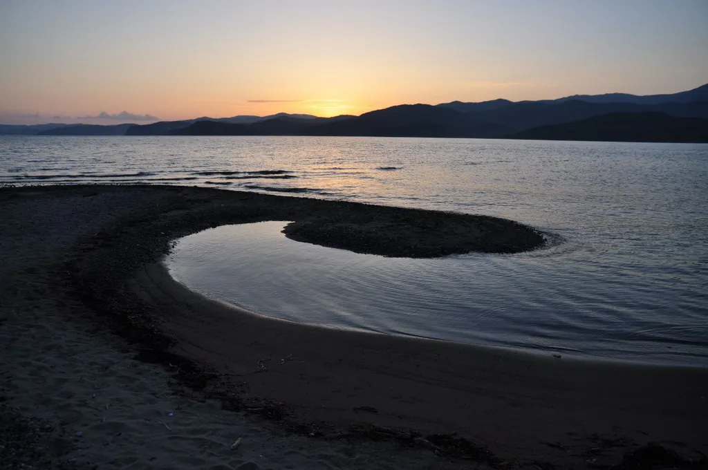 Уютная студия с дизайнерским ремонтом с видом на море и остров Петров