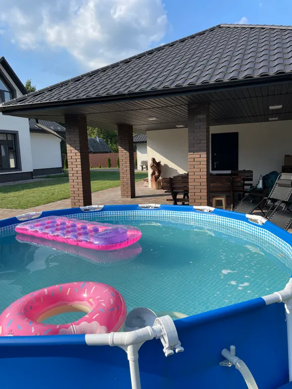 Коттедж для отдыха вблизи леса, с отдельной территорией и баней