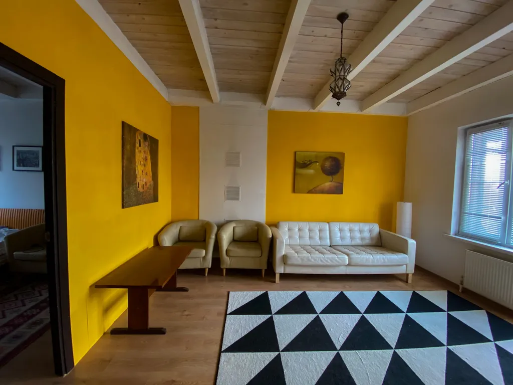 Просторный дом с живописным садом