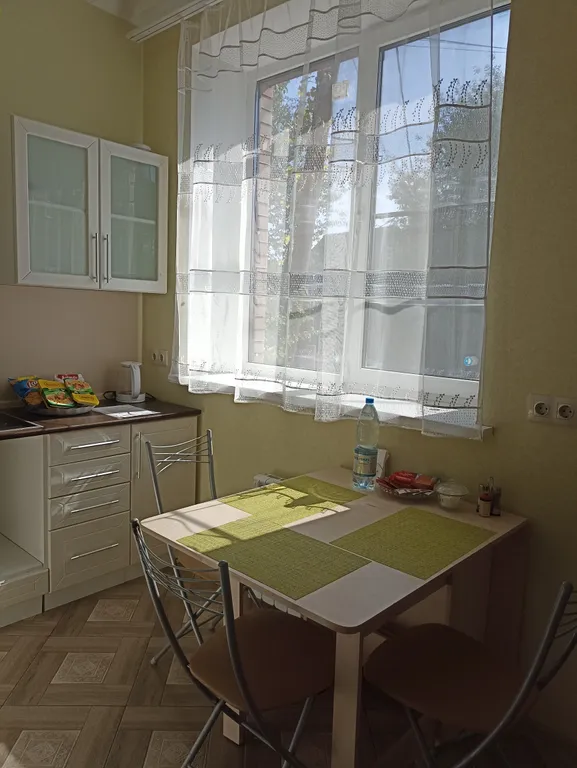 Студия с парковкой под окном