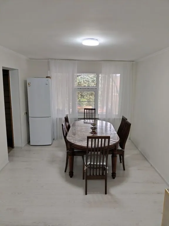 Уютный дом для большой семьи или компании в окружение сада