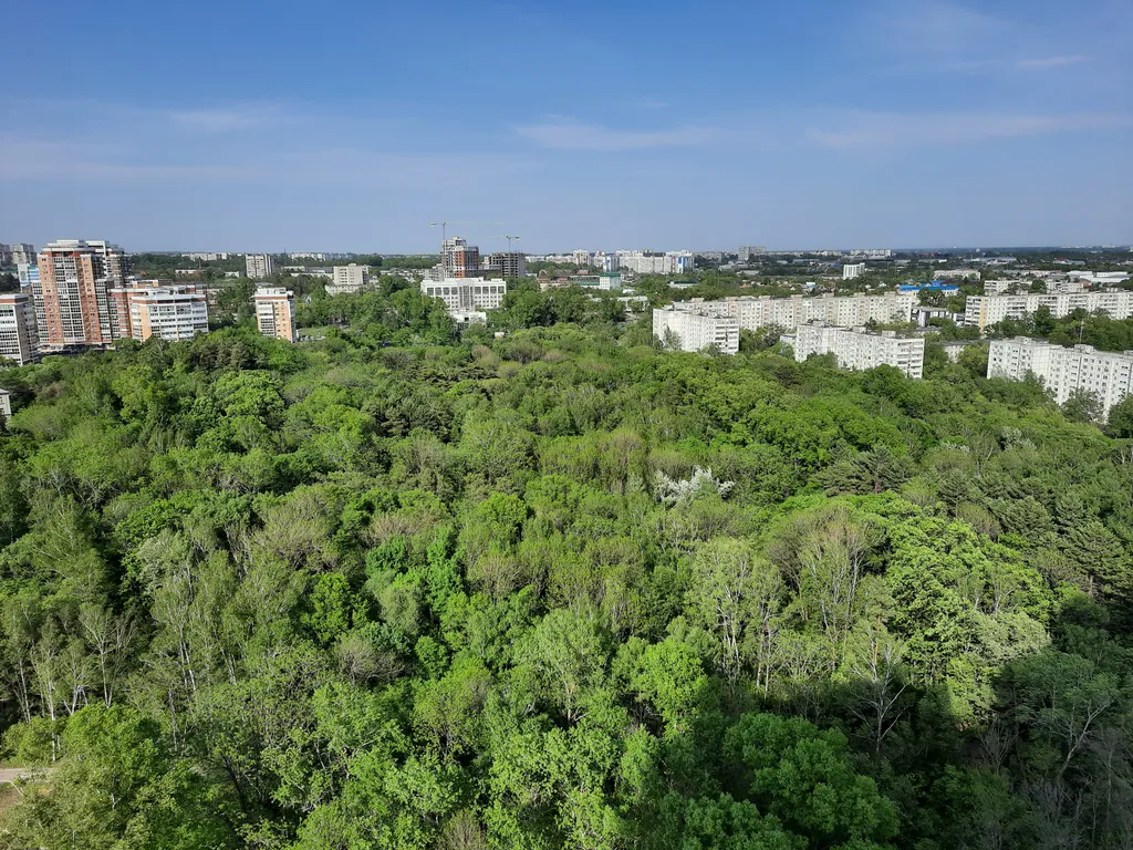 Студия у реки с панорамным видом на город с высоты птичьего полета