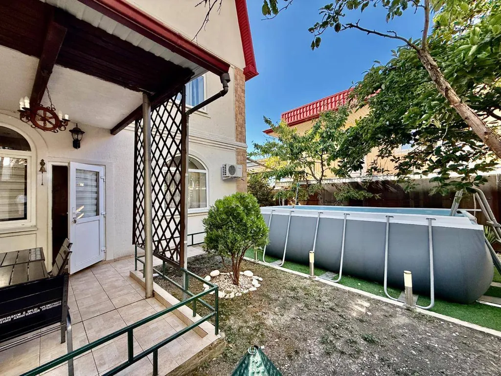 Дом с террасами и видом на море, рядом с центром