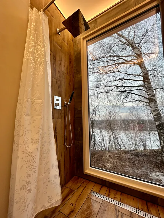 Дом с чаном на берегу реки