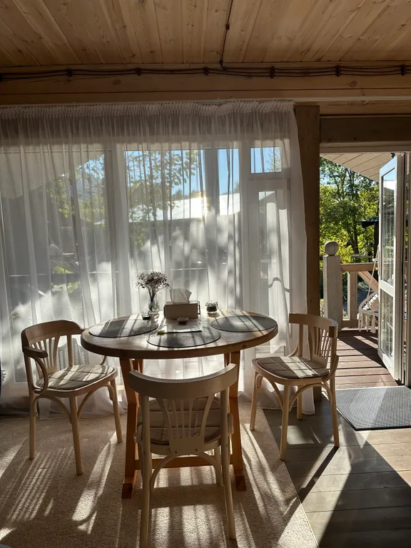 Уютный дом на берегу озера