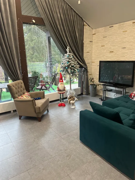 Уютный дом у леса