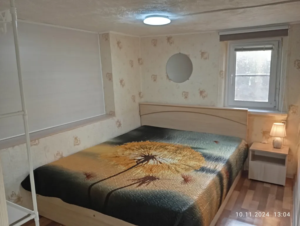 Благоустроенный дом на берегу с баней и катером