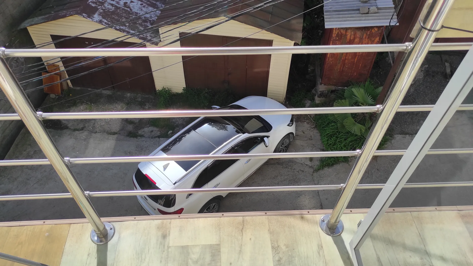 Вид с балкона на улицу и стоянку авто
