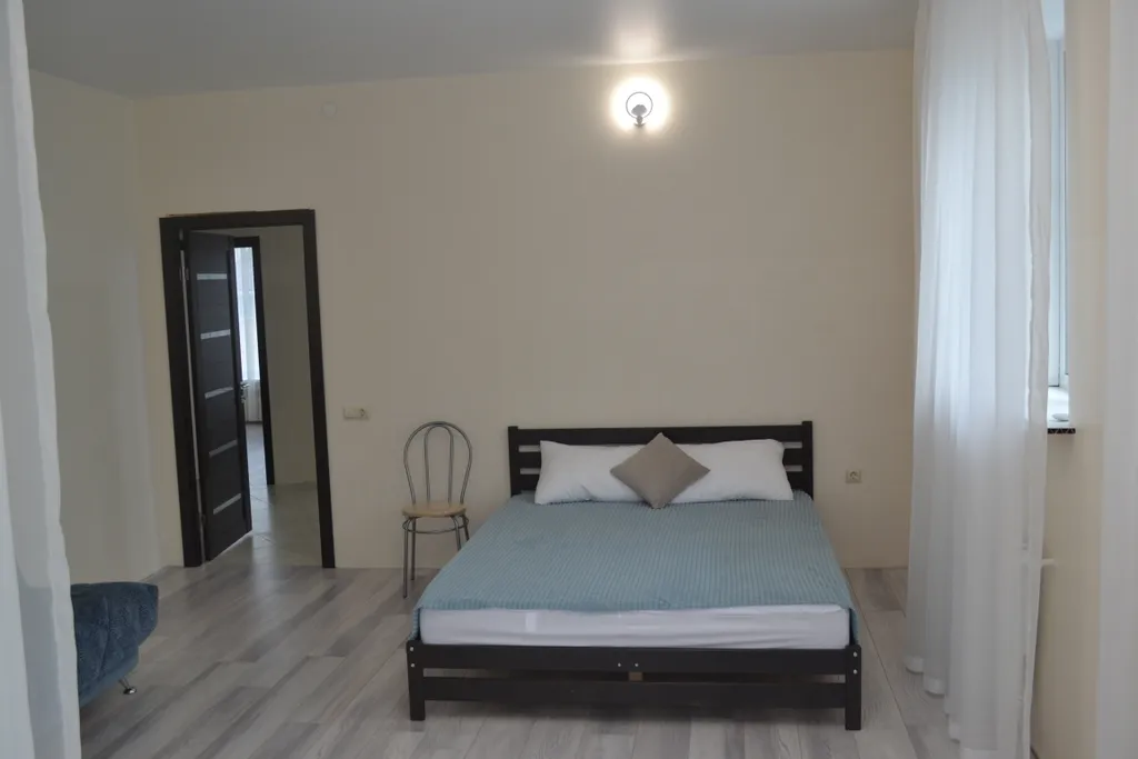 Уютный дом с зеленой лужайкой