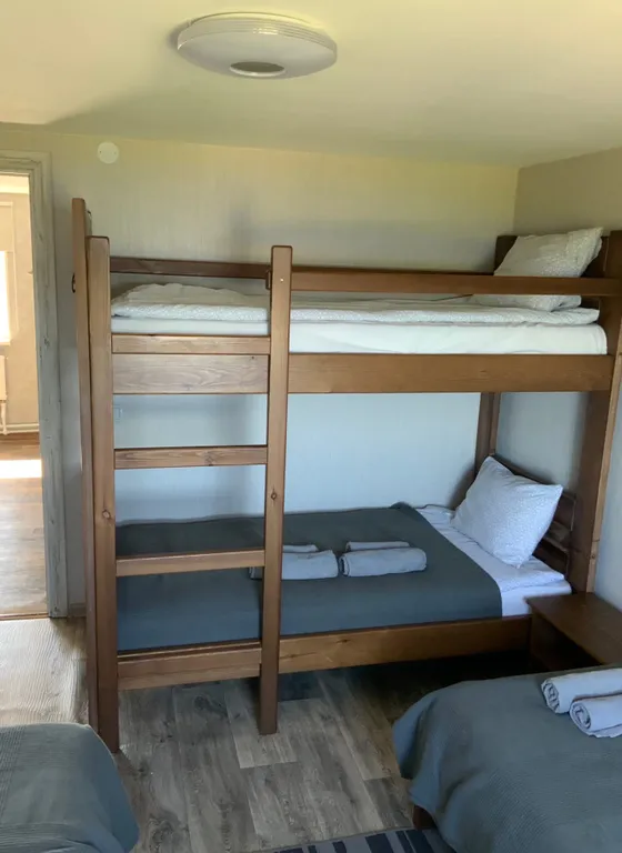 Дом с баней на берегу озера, в черте города